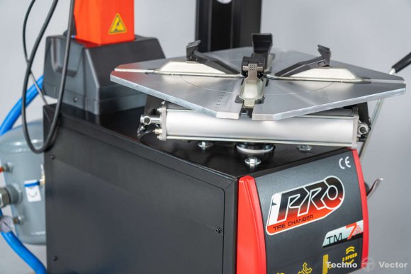 Автоматический шиномонтажный станок TM7A (380В) RED Автоматический шиномонтажный станок TM7A (380В) RED